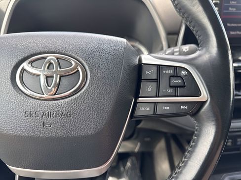 Used 2022 Toyota Highlander XLE FWD image 16