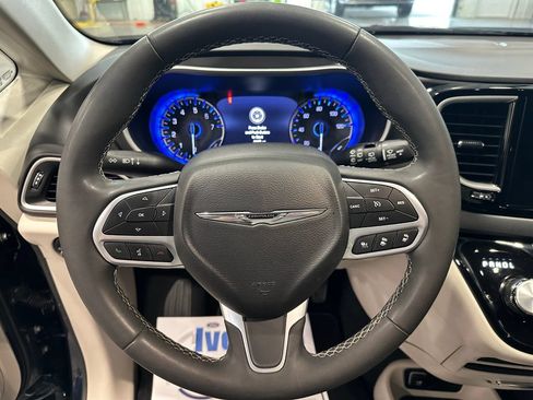 Used 2024 Chrysler Pacifica Touring-L FWD image 16