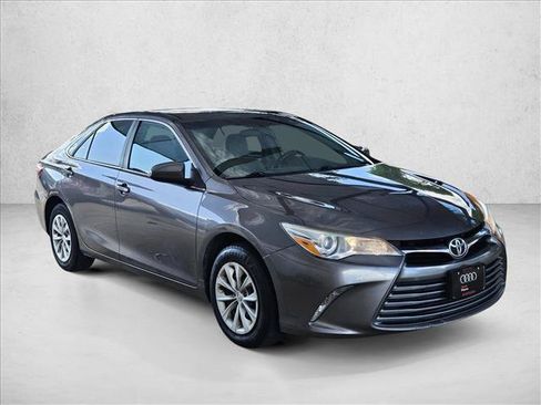 Used 2017 Toyota Camry LE FWD image 3