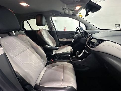 Used 2019 Chevrolet Trax LT w/ LT Convenience Package AWD/4WD image 25