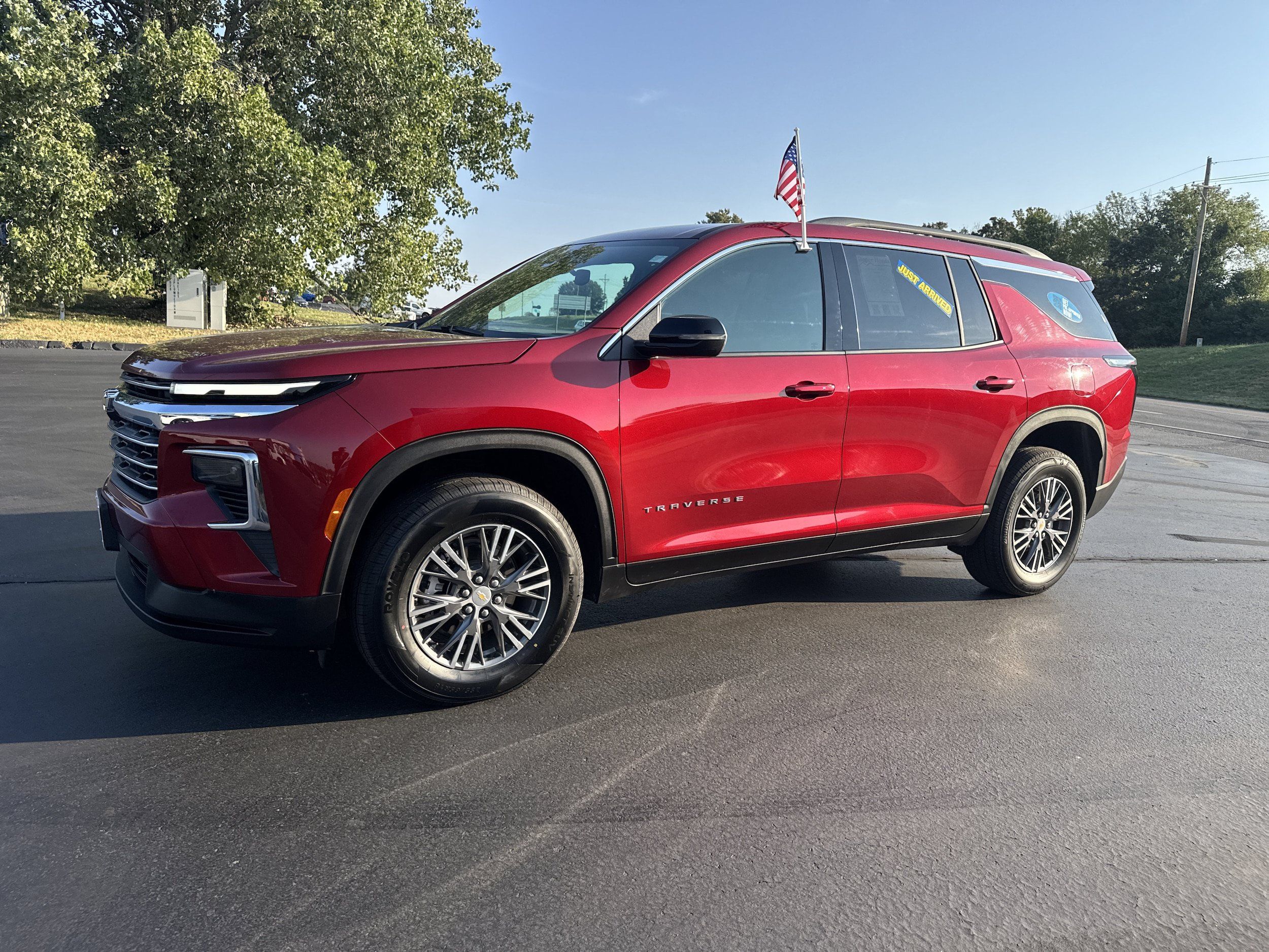 Used 2026 Chevrolet Traverse LT AWD/4WD image 2