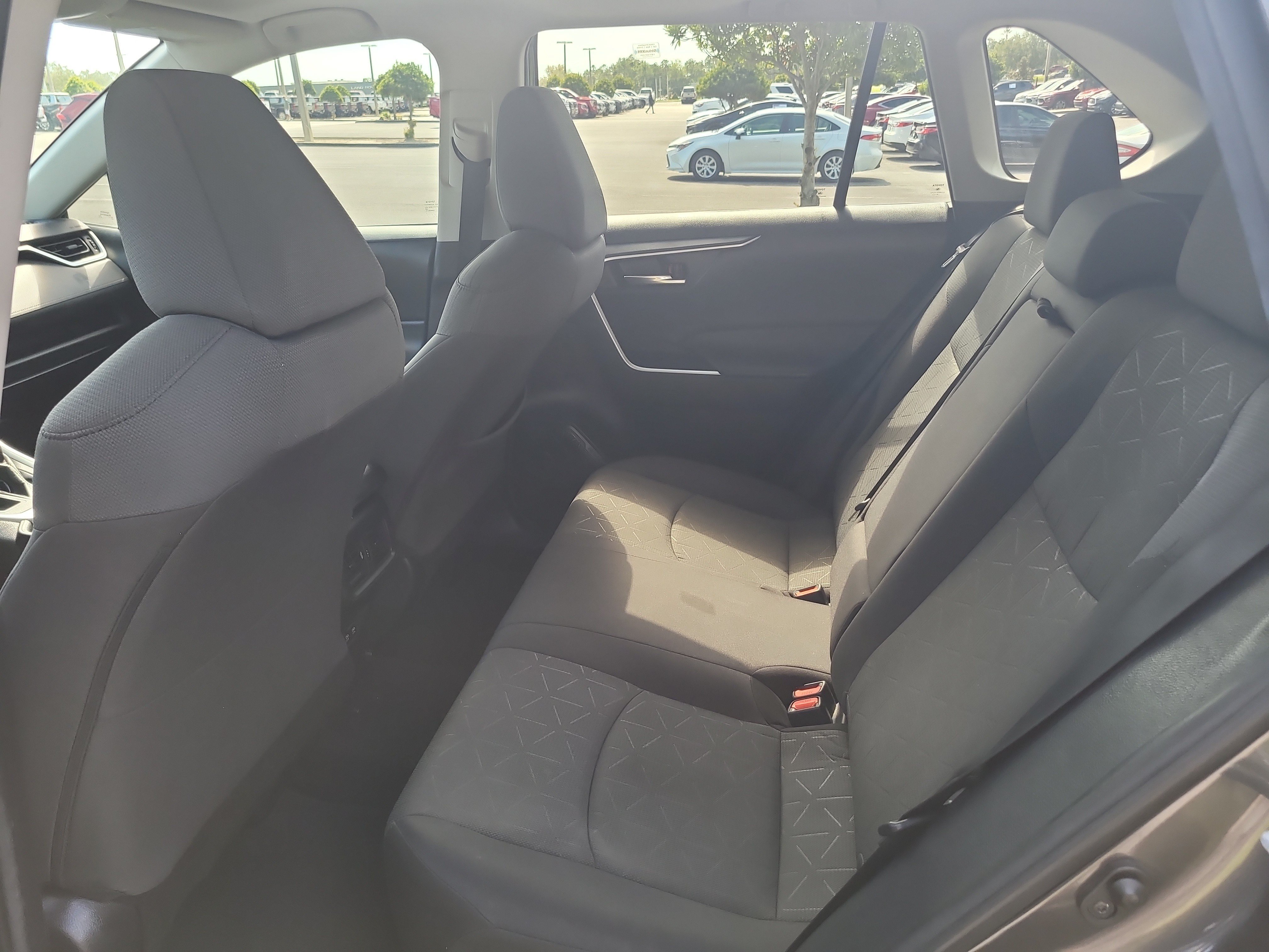 Used 2021 Toyota RAV4 XLE w/ Convenience Package FWD image 15