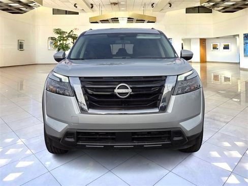 Used 2024 Nissan Pathfinder SV image 2