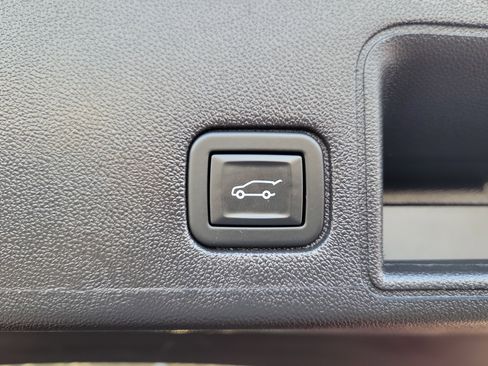 Used 2024 GMC Terrain SLE w/ Driver Convenience Package image 8