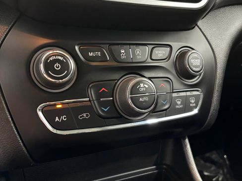 Used 2021 Jeep Cherokee Limited AWD/4WD image 18