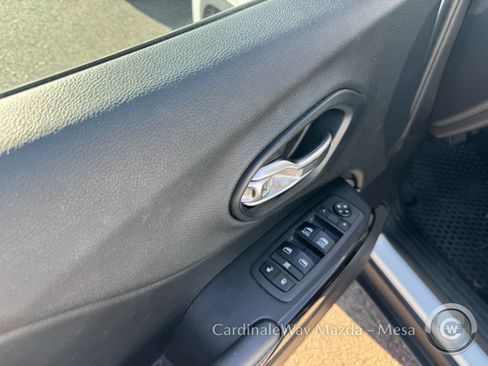 Used 2019 Jeep Cherokee Latitude Plus AWD/4WD image 10