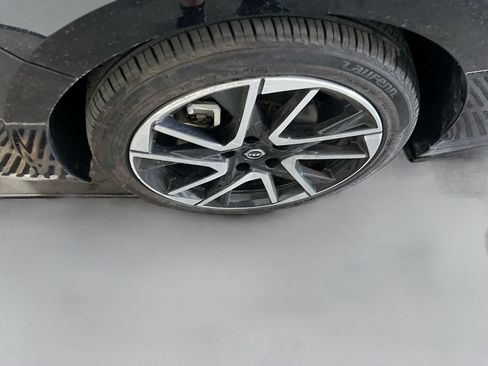 Used 2025 Nissan Sentra SR FWD image 28
