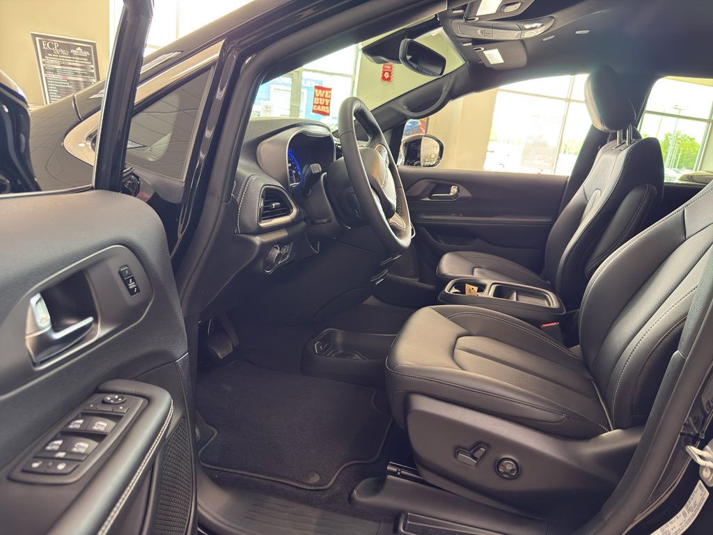 New 2027 Chrysler Pacifica Select FWD image 10