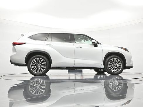 Used 2022 Toyota Highlander Platinum FWD image 42