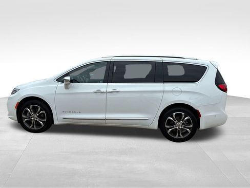 Used 2022 Chrysler Pacifica Pinnacle AWD/4WD image 2
