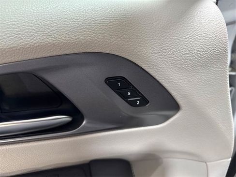 Used 2023 Chrysler Pacifica Touring-L FWD image 35