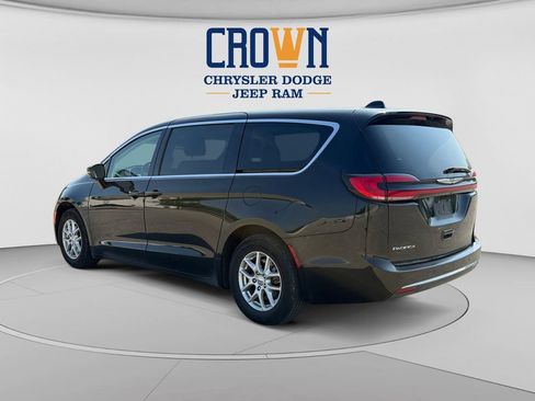 Used 2024 Chrysler Pacifica Touring-L FWD image 5