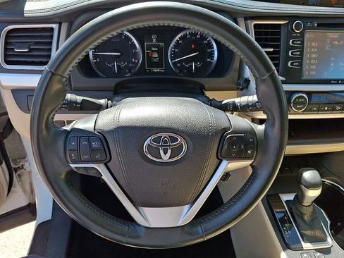 Used 2015 Toyota Highlander XLE FWD image 16