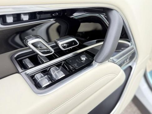 Used 2025 Land Rover Range Rover Long Wheelbase SE image 23