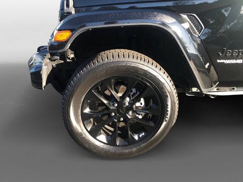 Used 2022 Jeep Wrangler Unlimited Sahara AWD/4WD image 15