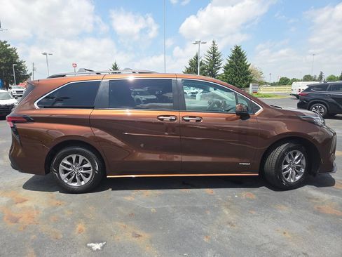 Used 2021 Toyota Sienna XLE FWD image 28