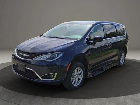 Used 2020 Chrysler Pacifica Touring FWD image 3