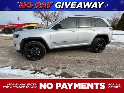 Used 2023 Jeep Grand Cherokee Altitude image 2