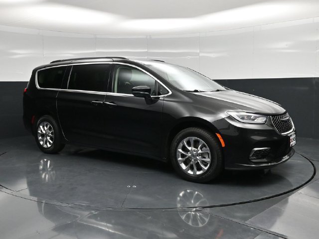 Certified 2022 Chrysler Pacifica Touring-L AWD/4WD image 3