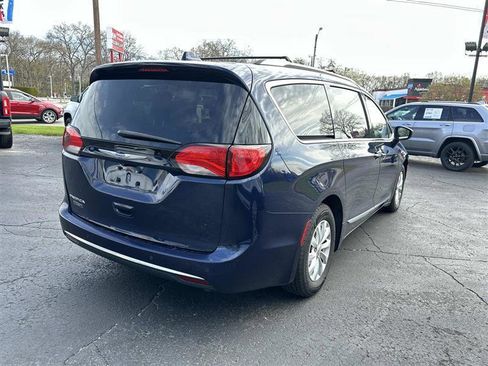 Used 2018 Chrysler Pacifica Touring-L Plus FWD image 3