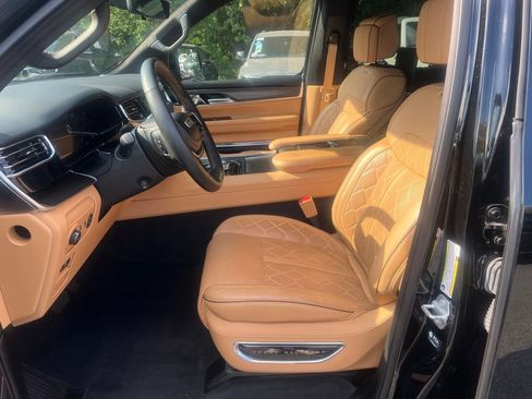 Used 2025 Jeep Grand Wagoneer Series III w/ Rear Seat Video Group 1 AWD/4WD image 15