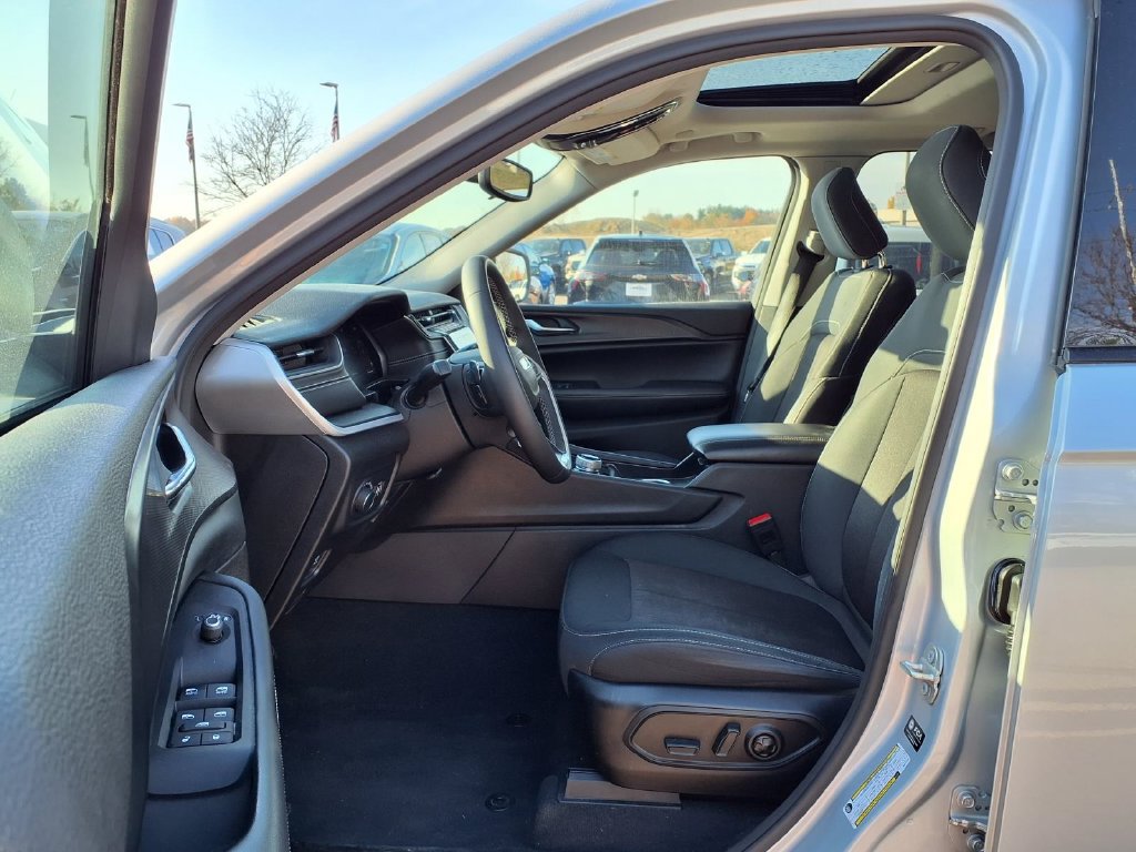 Used 2024 Jeep Grand Cherokee Laredo AWD/4WD image 20
