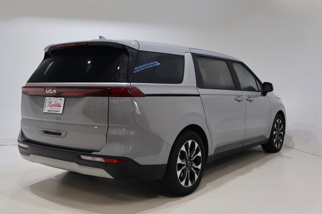 Used 2023 Kia Carnival EX FWD image 8