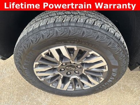 Used 2025 Chevrolet Suburban Z71 image 29