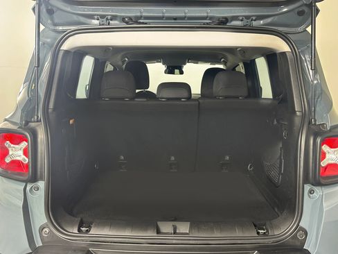 Used 2018 Jeep Renegade Latitude image 18