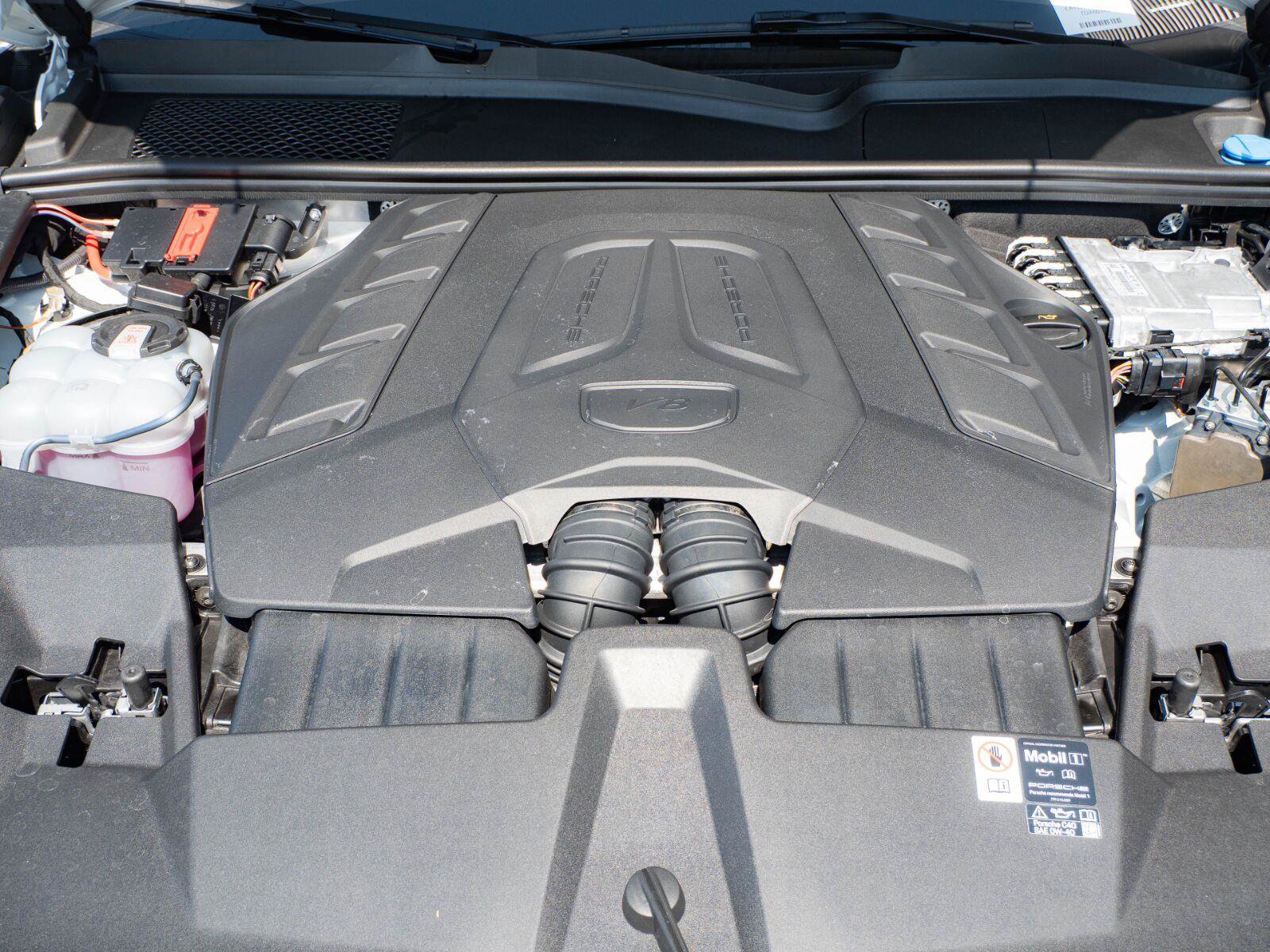 Certified 2026 Porsche Cayenne GTS AWD/4WD image 35