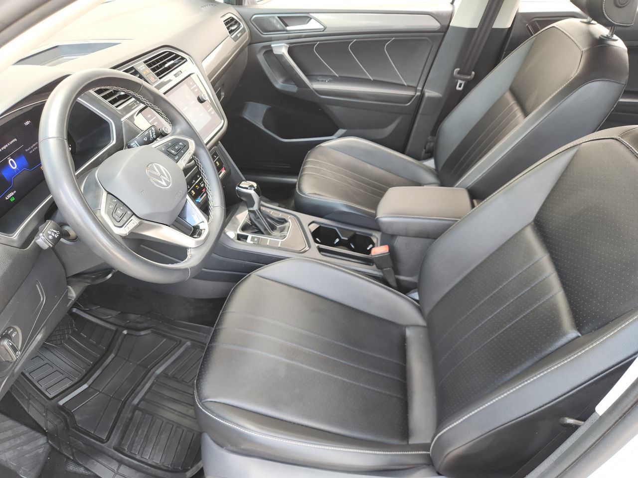 Used 2024 Volkswagen Tiguan SE FWD image 8