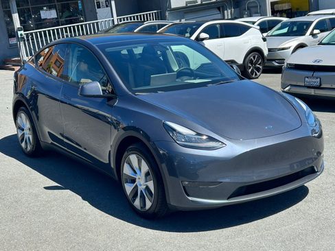 Used 2022 Tesla Model Y Long Range AWD/4WD image 3
