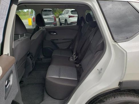 Used 2022 Nissan Rogue SV image 11