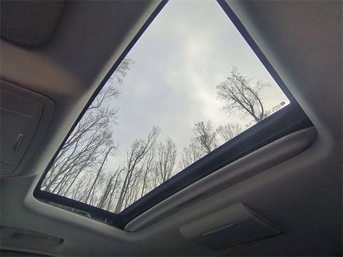 Used 2016 Chevrolet Suburban LT image 2