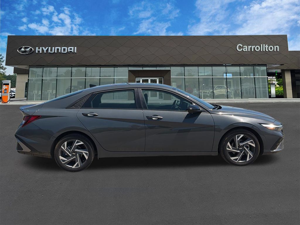 Certified 2025 Hyundai Elantra Sport FWD image 4