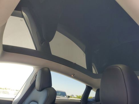 Used 2025 Tesla Model Y Long Range RWD image 17