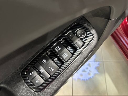 Used 2023 Chrysler 300 C image 9