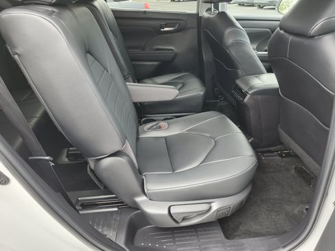 Used 2023 Toyota Highlander XLE FWD image 21