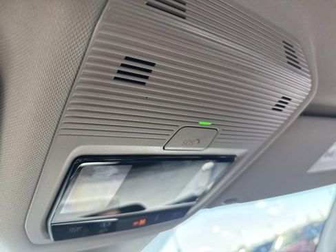 Used 2025 Volkswagen Atlas SE image 30