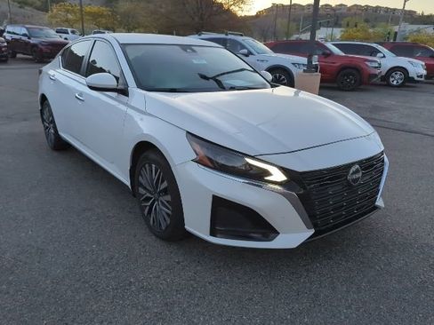 Used 2023 Nissan Altima 2.5 SV image 2