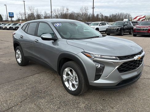 Used 2024 Chevrolet Trax LS w/ LS Convenience Package FWD image 3
