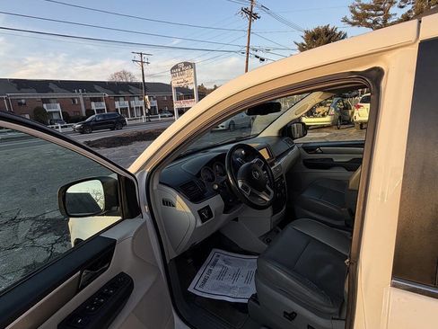 Used 2013 Volkswagen Routan SE image 3