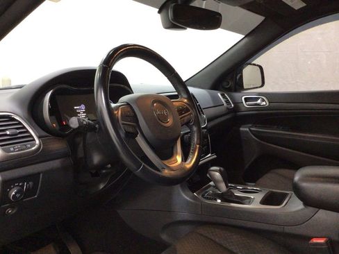 Used 2020 Jeep Grand Cherokee Laredo w/ 18" Wheel & 8.4" Radio Group AWD/4WD image 10