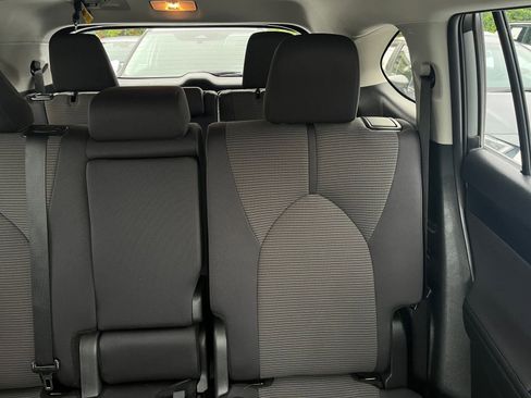 Used 2025 Toyota Highlander LE FWD image 39