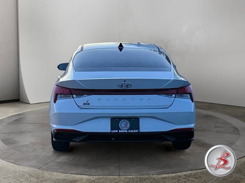 Used 2022 Hyundai Elantra SE image 6