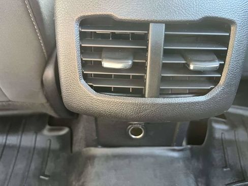 Used 2018 Ford Fusion SE w/ Fusion SE Technology Package FWD image 16