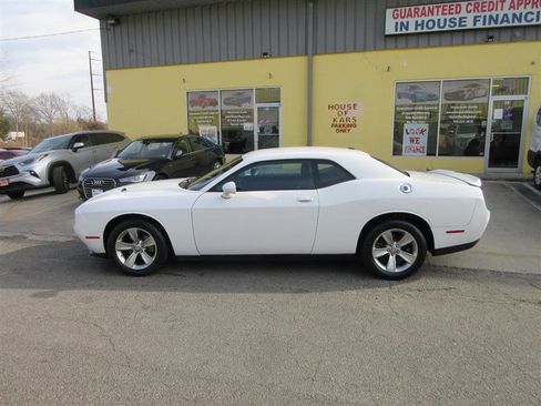 Used 2022 Dodge Challenger SXT image 2