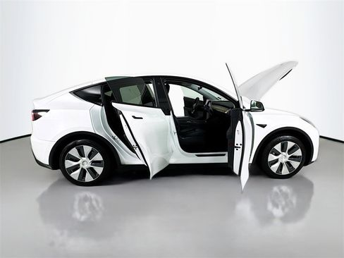 Used 2021 Tesla Model Y Standard Range image 39