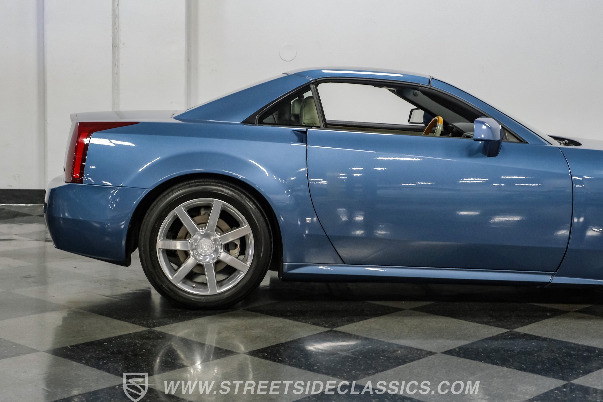 Used 2006 Cadillac XLR RWD image 29