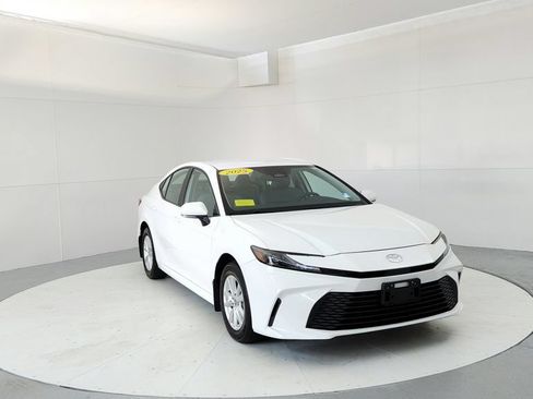 Used 2025 Toyota Camry LE AWD/4WD image 1